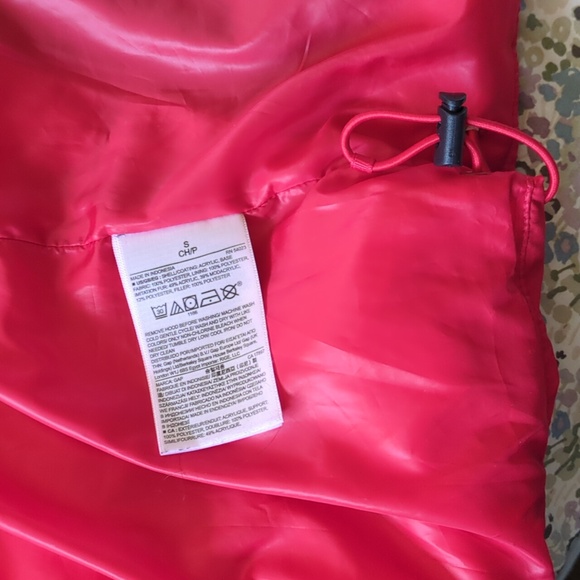 GAP | Puffer Vest With Removable Faux Fur Hood - Picture 7 of 8